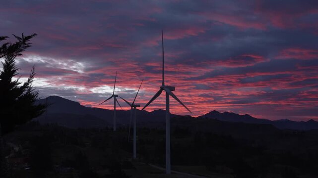 parque e&oacute;lico al atardecer, generaci&oacute;n de energ&iacute;a limpia 