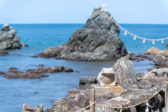 青空と綺麗な海に鎮座する夫婦岩と二見蛙