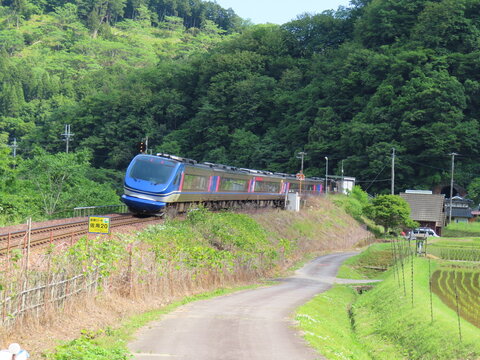 田園地帯を走り抜ける特急列車