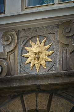 Fassade am Haus der goldenen Sonne, dum zlateho slunce in der Altstadt von Prag 