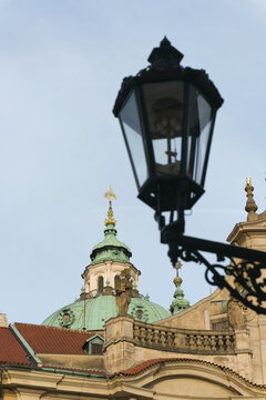 Laterne und im Hintergrund die Kircht&uuml;rme von St. Nikolaus am Kleinseitner Ring auf der Kleinseite, Mala Strana in Prag