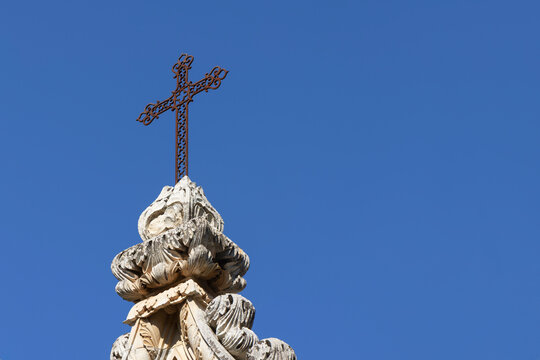 Croce sulla cappella al cimitero