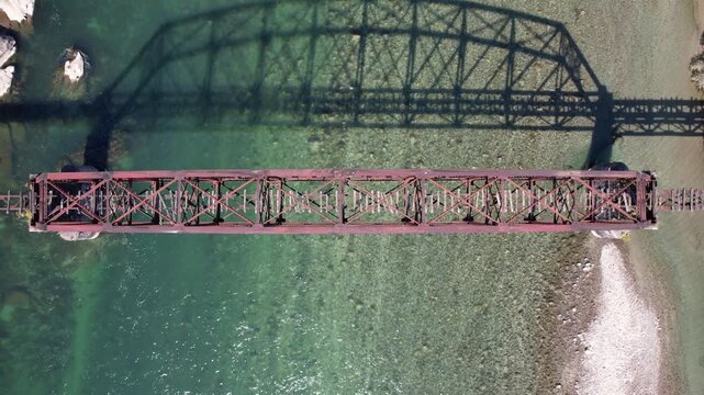 静かな村に今も残る100年前の鉄橋 木曽川に架かる森林鉄道跡 俯瞰
