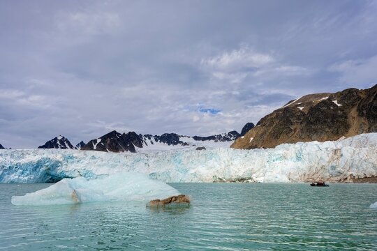 Coastal landscape with small drifting icebergs, Hamilton Bay, Raudfjorden, Spitsbergen, Svalbard archipelago, Norway