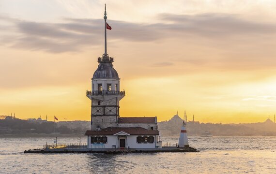 Lighthouse, Leander's Tower or Girls' Tower, Kız Kulesi, at sunset, island in the Bosporus, &Uuml;sk&uuml;dar, Istanbul, Turkey