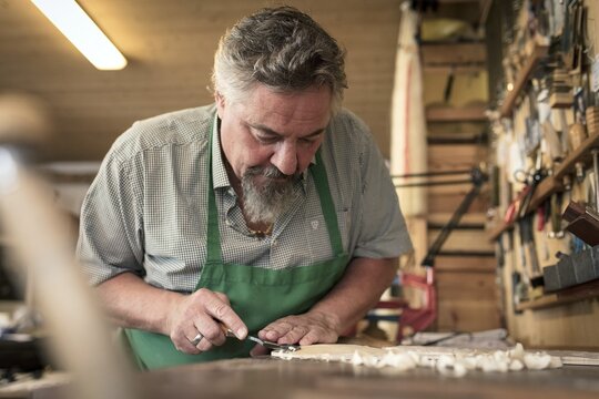 Work on the lid of the instrument, master luthier Rainer W. Leonhardt, Mittenwald, Bavaria, Germany