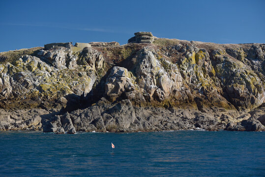 Rochers et falaises, baie de Saint-Malo - C&eacute;zembre (ruines de blockhaus)