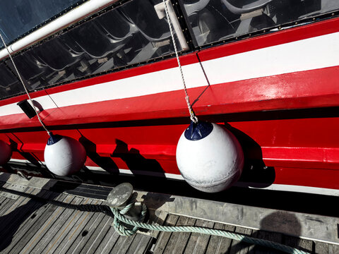 Coque bateau rouge