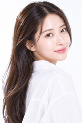 Fototapeta premium 白背景で振り向きながら自然に微笑む透明感のある日本人女性の美容ポートレート