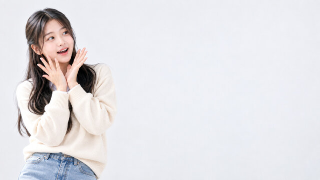 넓은 카피 스페이스를 두고 옆을 바라보며 가볍게 놀란 반응을 보이는 여자 청소년을 표현한 이미지