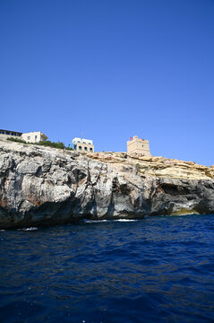 La tour de guet de Sciuta qui surplombe les falaises rocheuse sur le site de Blue Grotto &agrave; Malte