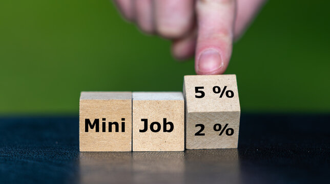 Finger dreht einen Zahlenw&uuml;rfel von 2 auf 5 Prozent &ndash; Symbol f&uuml;r die geplante Erh&ouml;hung der Minijob-Pauschsteuer in Deutschland.
