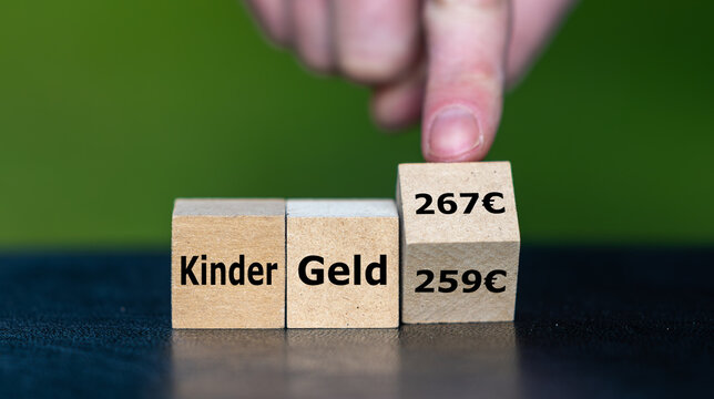 Finger dreht Zahlenw&uuml;rfel von 259 auf 267 Euro &ndash; Symbol f&uuml;r die geplante Kindergelderh&ouml;hung 2027 und finanzielle Unterst&uuml;tzung f&uuml;r Familien.
