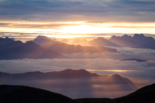 Alba dal Sasso Rosso con nuvole basse - Folgarida - Dolomiti