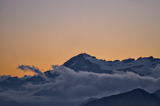 Adamello al tramonto tra le nuvole