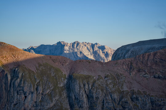 Parete rocciosa nel gruppo del Sasso Rosso al tramonto
