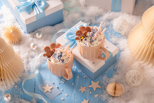 Mug of hot cocoa with gingerbread evoking cozy holiday mood.