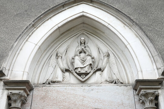 Tympan du portail d'entr&eacute;e de la cath&eacute;drale Notre-Dame-et-Saint-Arnoux &agrave; Gap