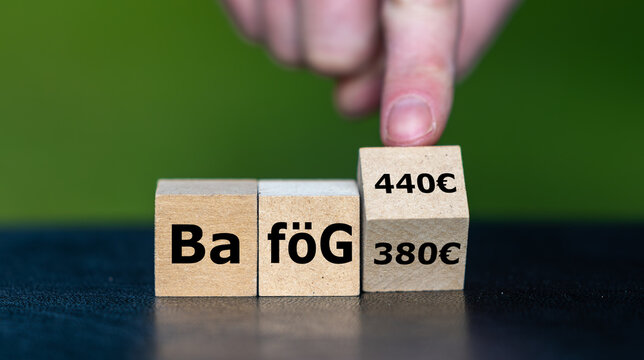 Finger dreht Zahlenw&uuml;rfel von 380 auf 440 Euro &ndash; Symbol f&uuml;r die geplante Erh&ouml;hung der BAf&ouml;G-Wohnpauschale f&uuml;r Studierende ab 2027.