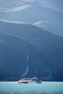 F&auml;hrschiff auf dem Gardasee