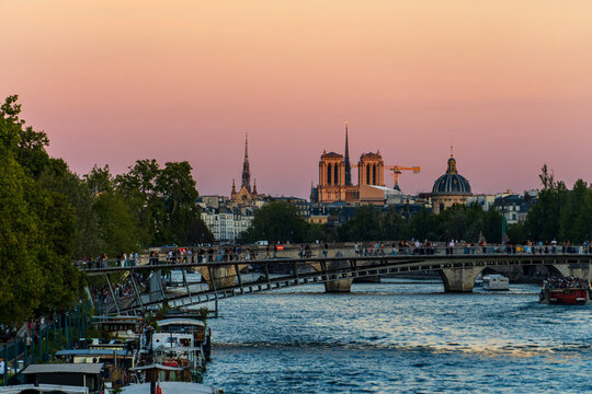 Sonnenuntergang in Paris mit Blick auf die Kathedrale Notre-Dame