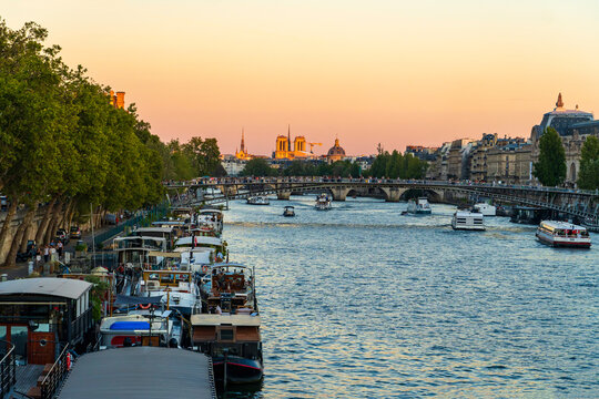 Sonnenuntergang in Paris mit Blick auf die Kathedrale Notre-Dame