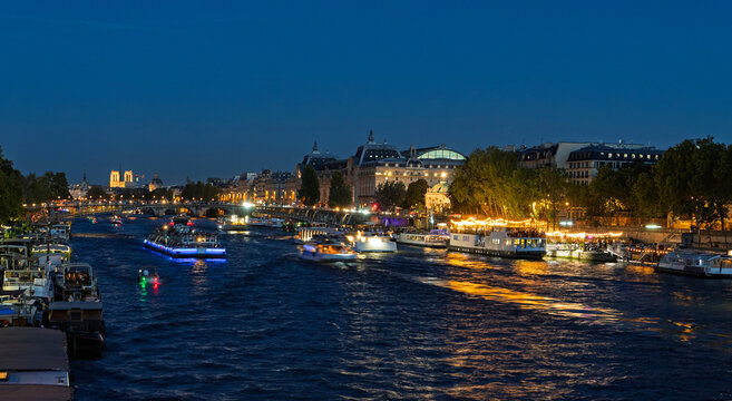 Sonnenuntergang in Paris mit Blick auf die Kathedrale Notre-Dame