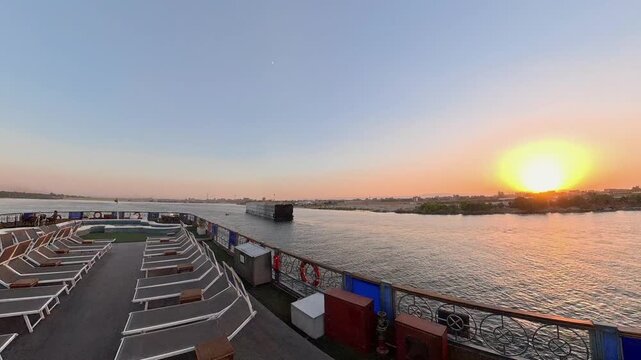Un bonito paisaje que representa la vida en el Nilo visto desde un crucero pasando por Egipto
