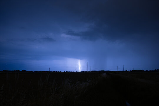 fulmini durante un temporale notturno estivo in un ambiente di campagna nel nord Italia, scienza e meteorologia