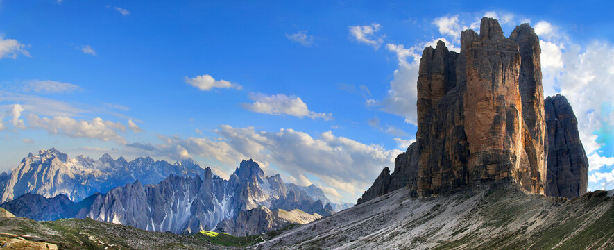 Drei Zinnen Bergmassiv mit Blick auf die Cadini-Gruppe, Dolomiten, Italien, Europa, Panorama 