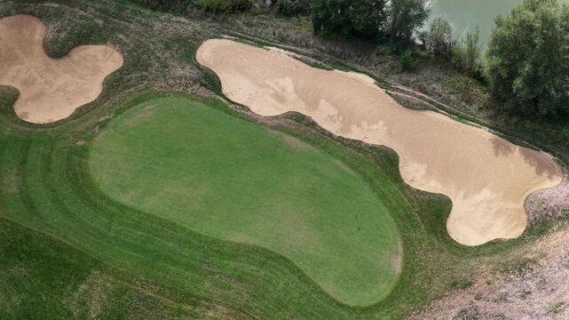vue a&eacute;rienne du golf de Longwy en Meurthe-et-Moselle en septembre apr&egrave;s un &eacute;t&eacute; caniculaire et une longue p&eacute;riode de s&eacute;cheresse. 