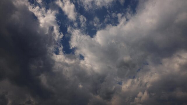 nuvole di passaggio che coprono e si muovono  rapidamente nel cielo, che diventa scuro tra tardo pomeriggio e sera, al tramonto, scienza e meteorologia