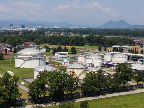 Oil storage tanks and industrial infrastructure are located in a large area. This site focuses on fuel storage and energy needs.