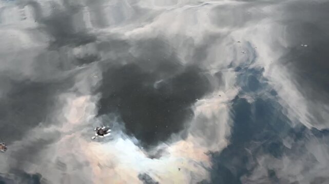 水面に映る空と雲の揺らぎ