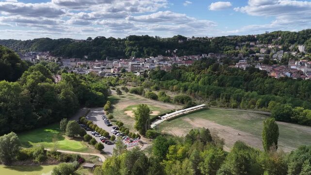 Vue a&eacute;rienne panoramique de la ville de Longwy-bas . Au premier plan le golf Ugolf Longwy international au mois de septembre 2026 apr&egrave;s un &eacute;t&eacute; caniculaire et une longue p&eacute;riode de s&eacute;cheresse.