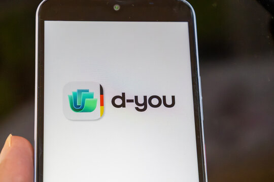Nahaufnahme von einem Smartphone mit dem Logo der d-you-App (Symbolbild)