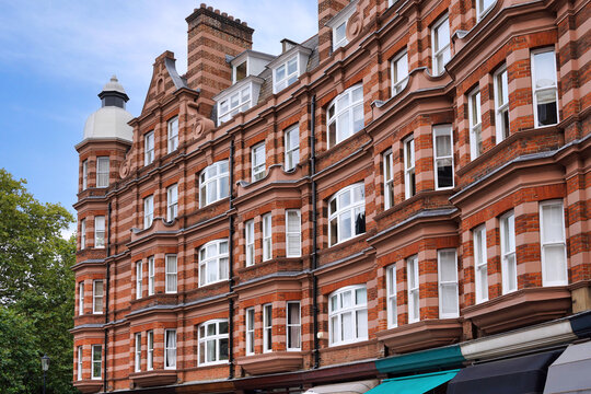 Elegant old apartment building iwith bay windows n central London