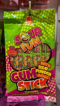 Colorido paquete de chucher&iacute;as Sour Fun Gum Stick, con polvo &aacute;cido y sabores fresa, cola y ar&aacute;ndano, en expositor de tienda Flying Tiger Copenhagen, Madrid, Espa&ntilde;a, 14 de septiembre de 2026