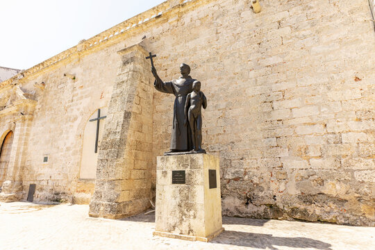  Monument to Junipero Serra at the Basilica and Monastery of St. Francis of Assisi in Old Havana, Cub.  Streets and houses of Havana on a sunny day