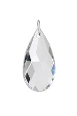 Obraz premium Clear faceted teardrop crystal pendant with a silver ring at the top, sparkling brightly against a clean white background