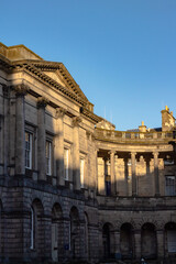 Obraz premium Edinburgh, Scotland – Jan 17, 2022: Sunlit neoclassical courtyard architecture at Edinburgh Old College