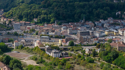 Fototapeta premium vue aérienne panoramique de Longwy et de son agglomération , département de Meurthe-et-Moselle en septembre 2026 après un été caniculaire. La végétation a souffert du manque de pluie en France 