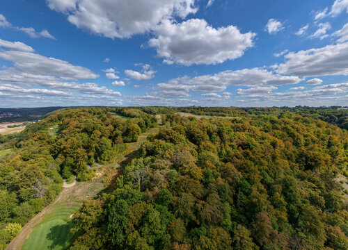 vue panoramique a&eacute;rienne du terrain de golf international de Longwy en Meurthe-et-Moselle. Comme partout en France; la v&eacute;g&eacute;tation a souffert d'un &eacute;t&eacute; 2026 caniculaire.