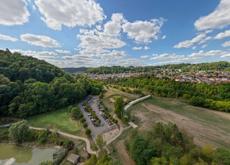 vue aérienne panoramique de Longwy et son agglomération avec le golf international au premier...
