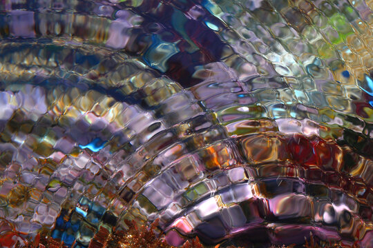 The ripples on the coloured water&rsquo;s surface allow us to observe the phenomena of refraction and wave interference.