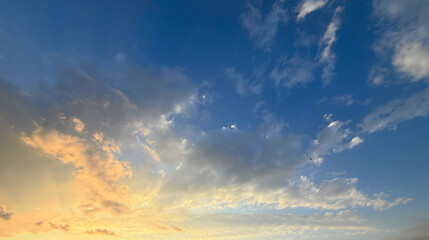 Obraz premium Clouds and sky at sunset near the coast with colors changing as the day ends
