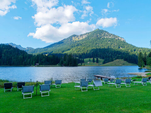 Aire de repos au bord des eaux pures du Spitzingsee en Bavi&egrave;re face au sommet du Brecherspitz dominant le domaine forestier et p&acirc;turages de Firstgraben