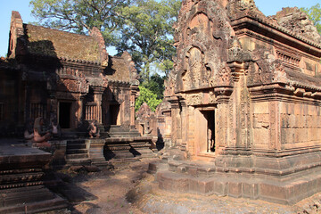 Obraz premium in a ruined buddhist and hindu khmer temple (banteay srei) in angkor in siem reap in cambodia 