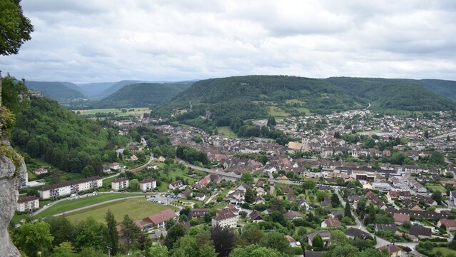 Vue de la commune d'Ornans entour&eacute;e de collines verdoyantes, depuis le Belv&eacute;d&egrave;re du Ch&acirc;teau, Doubs, Franche-Comt&eacute;, France.	