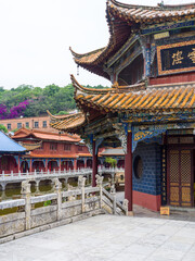 Obraz premium Traditional Chinese temple pavilion with stone railing and historical architecture in courtyard